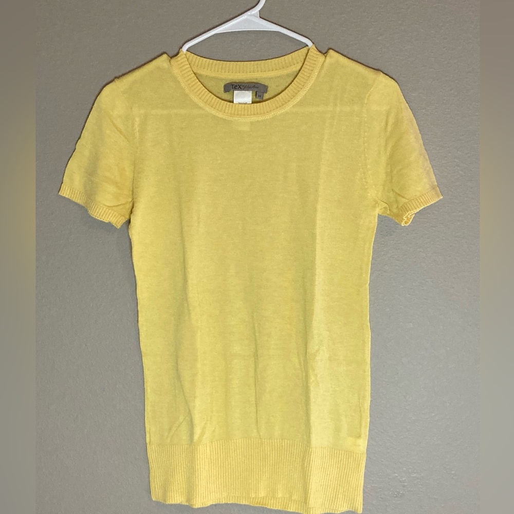 Like new Yellow short sleeve sweater